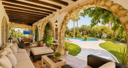 Villa calme avec piscine au bord de la mer