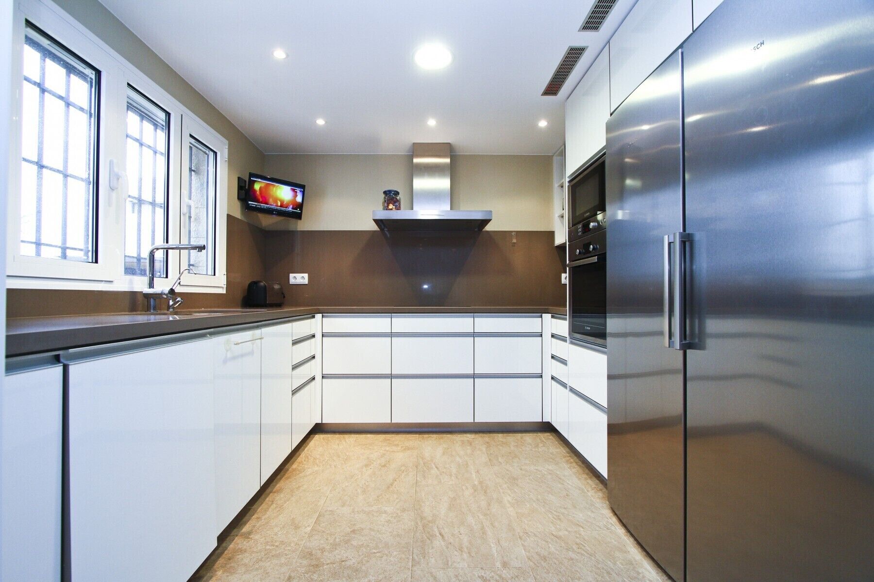 Een koelkast, een microgolfoven, een oven, een vaatwasser