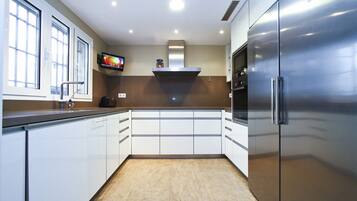 Een koelkast, een microgolfoven, een oven, een vaatwasser