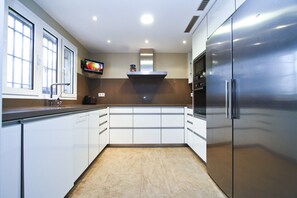 Kühlschrank, Mikrowelle, Ofen, Geschirrspüler