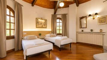 4 slaapkamers, een strijkplank/strijkijzer, gratis wifi, beddengoed