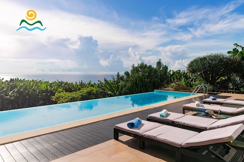 Contemporary villa, infinity pool | Designhouse