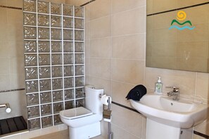 Bathtub, hair dryer, bidet, towels