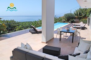 Outdoor dining - Contemporary villa, infinity pool | Designhouse (Arco Da Calheta)