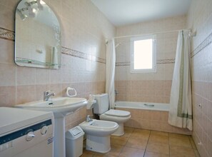 Baignoire, sèche-cheveux, serviettes fournies