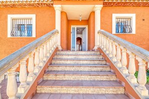 A staircase with ornate balustrades leading to a doorway. - Villa Casita - PlusHolidays (Calpe)