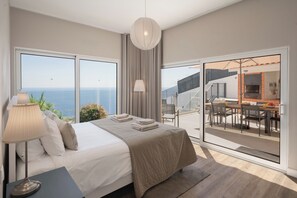 4 bedrooms, desk, iron/ironing board, WiFi
