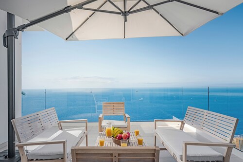 Cliff Top Villa, Magnificent Seaview | Aquarela