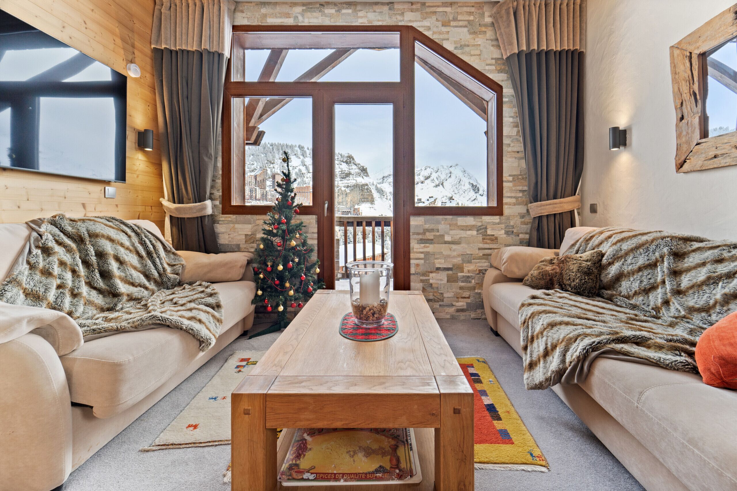 Fernseher, DVD-Player, Bücher, Videothek