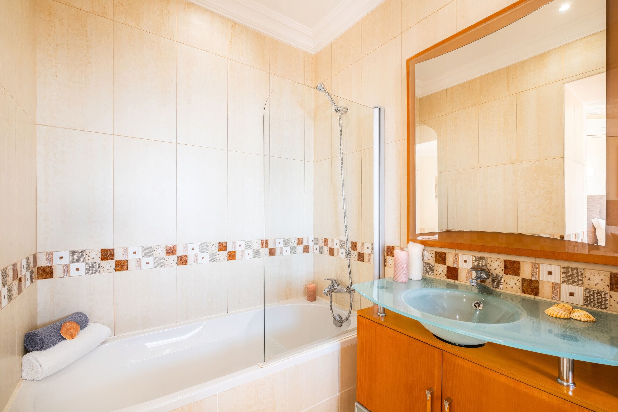 Combined shower/bathtub, hair dryer, towels