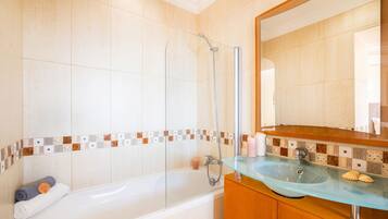 Combined shower/bathtub, hair dryer, towels