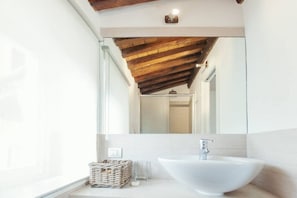 Douche, sĂšche-cheveux, serviettes fournies, savon