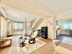 TV, fireplace