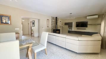 Televisie en een open haard