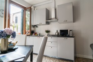 Kühlschrank, Mikrowelle, Ofen, Herdplatte