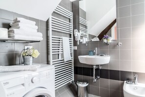 Douche, sèche-cheveux, bidet, serviettes fournies