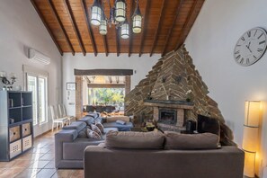 Télévision, cheminée