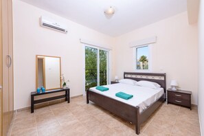 3 bedrooms, in-room safe, iron/ironing board, bed sheets - Villa Irina - Charming Kapparis Getaway (Protaras)