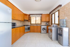 Fridge, microwave, oven, coffee/tea maker
