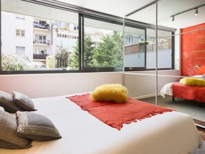 3 bedrooms, in-room safe, iron/ironing board, travel crib - My Space Barcelona: 2 Apartments with Private Pool in Sant Gervasi for 20 people (Barcelona)