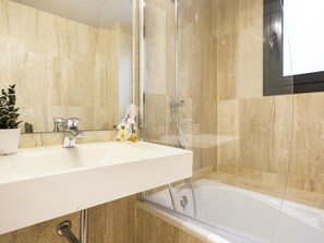 Combined shower/bathtub, hair dryer, towels, shampoo
