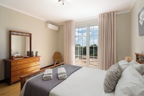 5 bedrooms, desk, iron/ironing board, WiFi