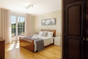 5 bedrooms, desk, iron/ironing board, WiFi