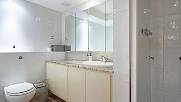 Villa | Badkamer | Een diep bad, een haardroger, een bidet, handdoeken