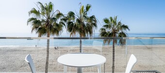 Aparthotel 10m beach and restaurants 45min BCN