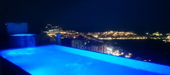 インフィニティプール、素晴らしい海の景色、屋外ジャグジー、屋内映画