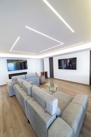 Smart TV, chimenea, videojuegos y reproductor de DVD 