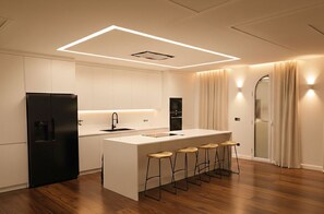 Jääkaappi, mikroaaltouuni, uuni, liesi