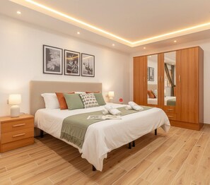 7 Schlafzimmer, Zimmersafe, Schreibtisch, Bügeleisen/Bügelbrett