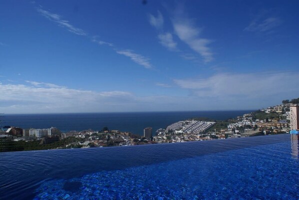 Utomhuspool och uppvärmd pool