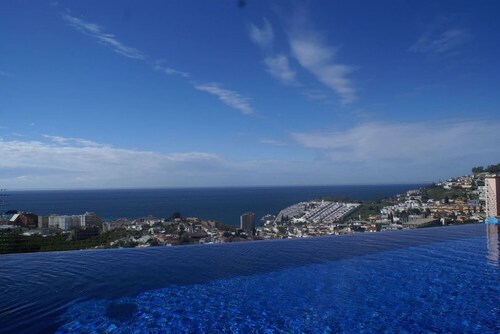 Luxury Oasis: 4K Laser Cinema, 3.5m Screen, 100" TV & Maximum Solar Autonomy