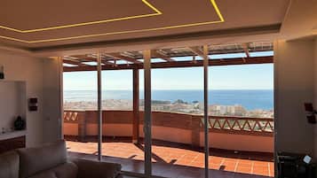 Smart TV, fireplace, video games, DVD player