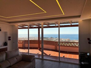 Una Smart TV, una chimenea, videojuegos, un reproductor de DVD