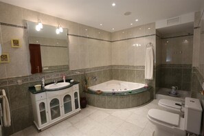 Een douche, een bubbelbad, een haardroger, een bidet