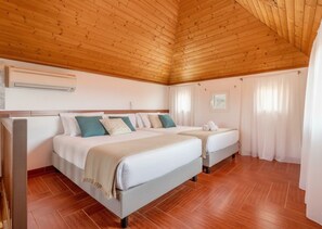 7 Schlafzimmer, Zimmersafe, Schreibtisch, Bügeleisen/Bügelbrett