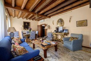 TV - Luxury and extremely central with canal view, terrace and exceptional furniture. (Venice)