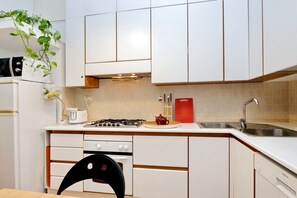 Een koelkast, een microgolfoven, een oven, een kookplaat