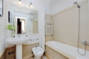 Badewanne, Haartrockner, Bidet, Handtücher