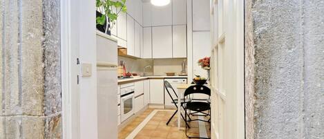 Køleskab, mikrobølgeovn, ovn, kogeplade