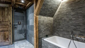 Dusche, Haartrockner, Handtücher