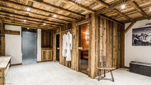 Un interior de madera con un banco, una mesa y un armario de madera.