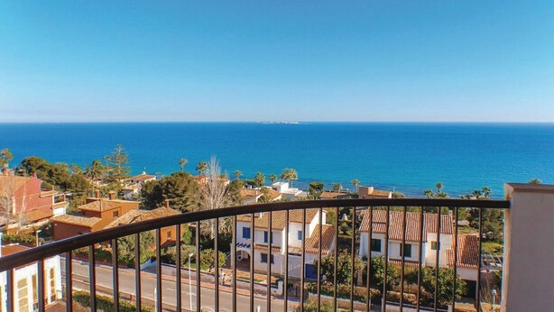 A coastal residential area with houses and a clear view of the sea. - Sunrise watching Tabarca (Santa Pola)