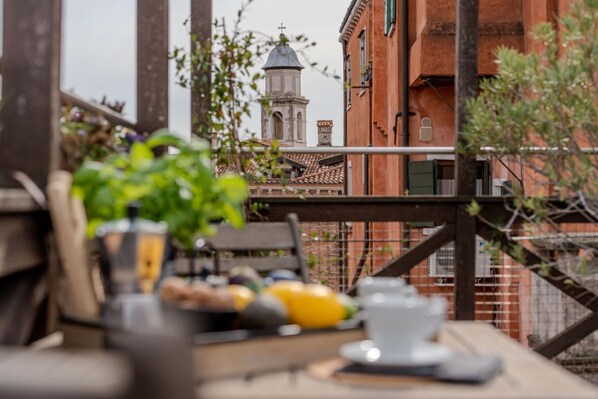 Outdoor dining - Romantico appartamento con terrazza in legno (Venezia)