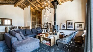 Télévision, cheminée, table de tennis de table