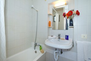Baignoire, sĂšche-cheveux, serviettes fournies