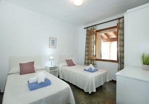 3 bedrooms, in-room safe, iron/ironing board, travel cot